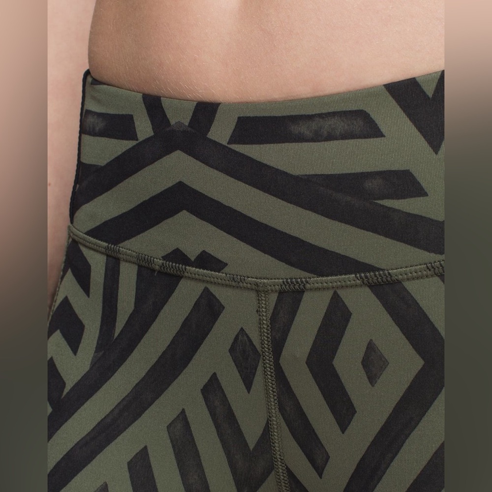 Lululemon Athletica Green Chevron Shuffle Black Clip in Crop Leggings size 6 EUC - Picture 5 of 15